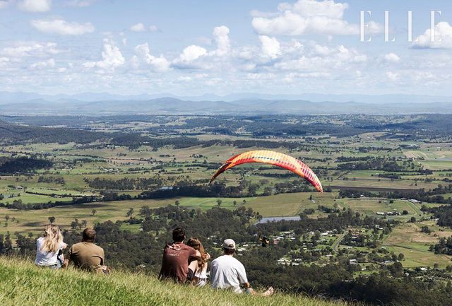 탁 트인 하늘과 산세가 맞닿는 탬버린 마운틴의 행글라이더 전망대. 