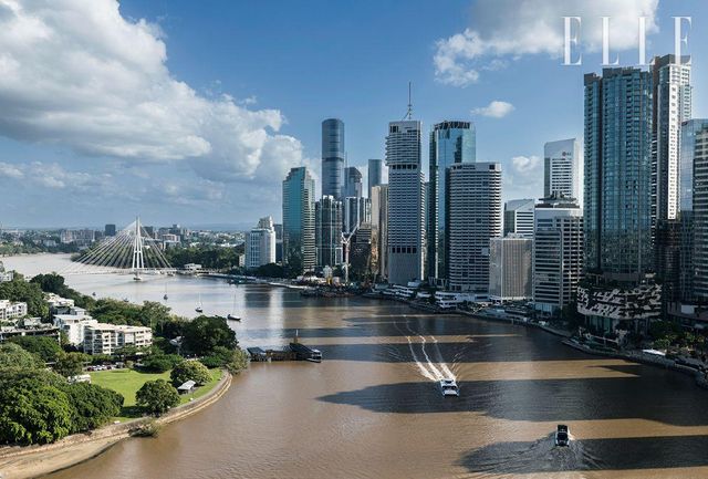 도심 사이를 유유히 흐르는 강과 그 곁을 감싸는 녹음이 조화롭게 어우러진 브리즈번의 풍광. 