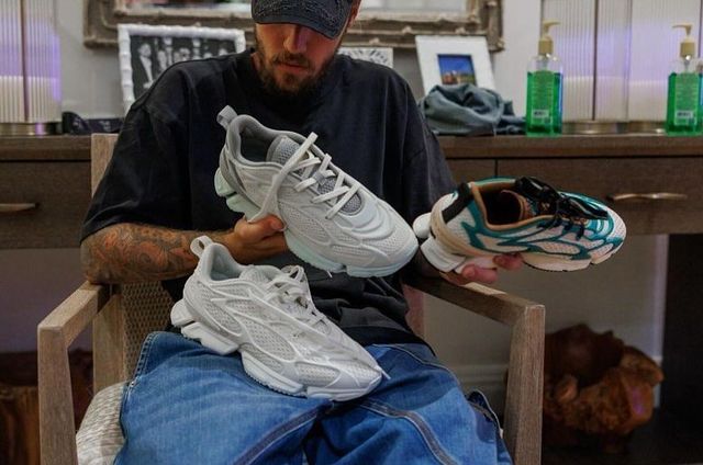 현재 핀 러쉬-테일러와 작업 중인 저스틴 비버의 모습 @finn.rushtaylor