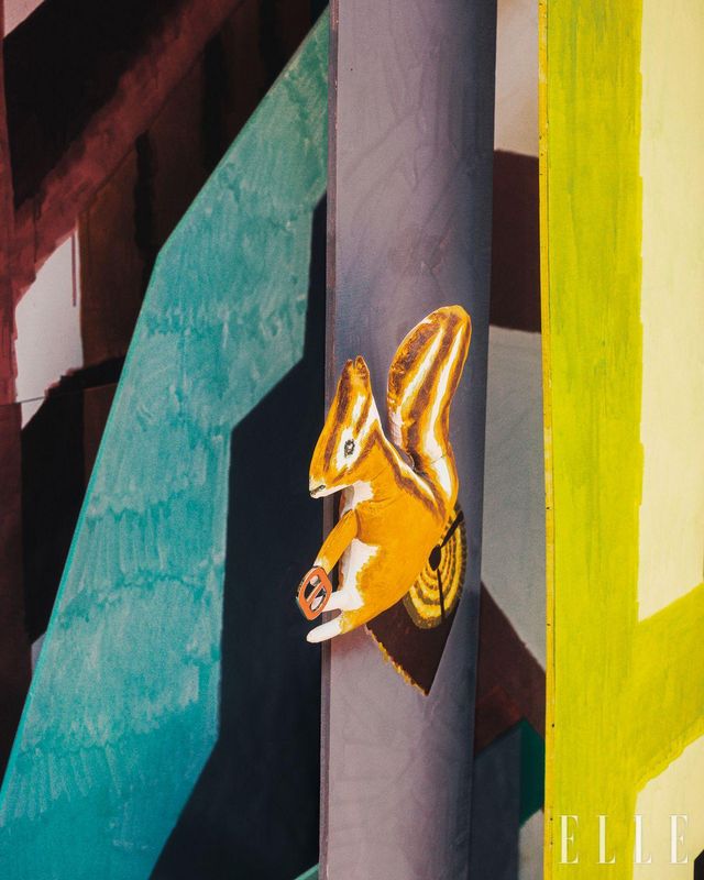 숲은 전현선에게 무한한 가능성을 품은 배경이다.