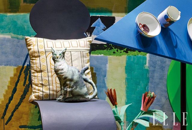 부피를 지닌 그림으로 완성된 고양이 등 전현선의 회화 작업이 에르메스의 일상 사물과 조화를 이루는 장면.