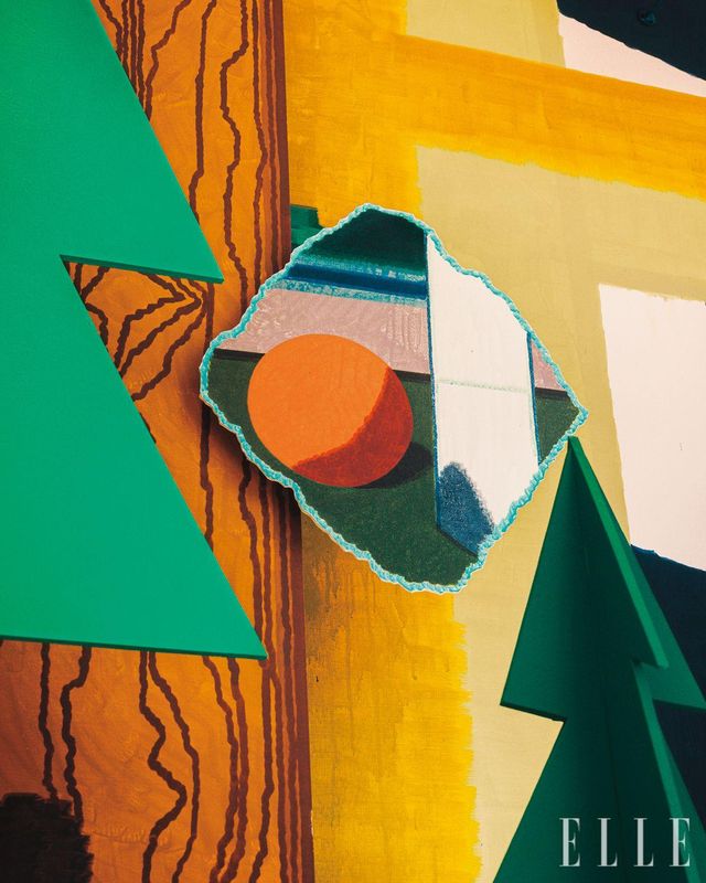 숲은 전현선에게 무한한 가능성을 품은 배경이다.