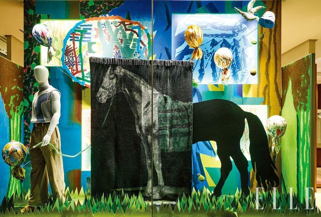 전현선은 작가 노트에 이렇게 썼다. “쇼윈도 속 화가는 말을 산책시키는 듯하지만, 사실은 말이 그를 산책시키는 것에 가까운 것일지 모른다. 화가 스스로에게 더 필요한 시간임이 분명하다.”