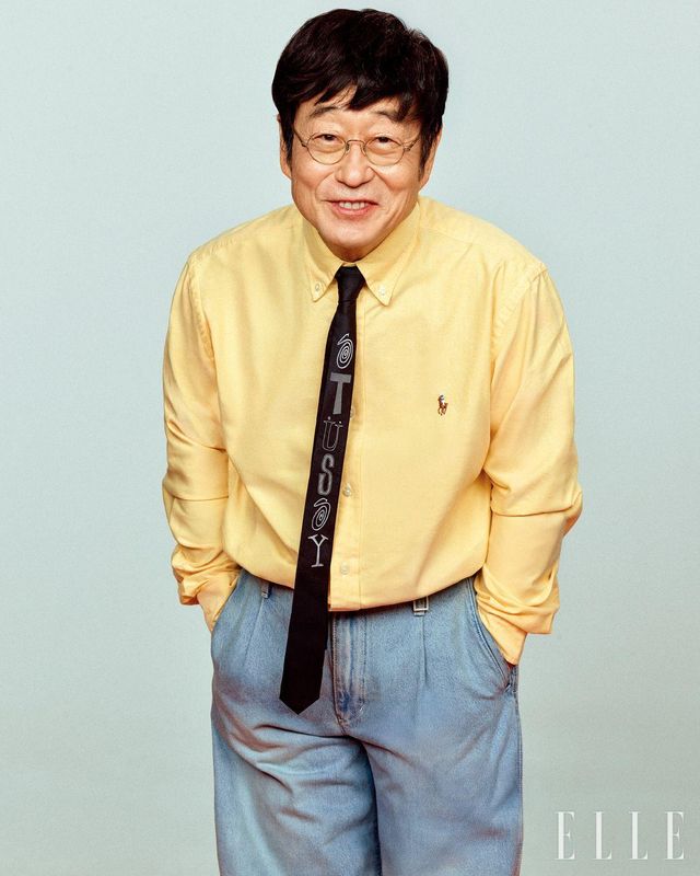  옐로 셔츠는 Polo Ralph Lauren. 타이는 Stüssy. 팬츠는 Wooyoungmi. 