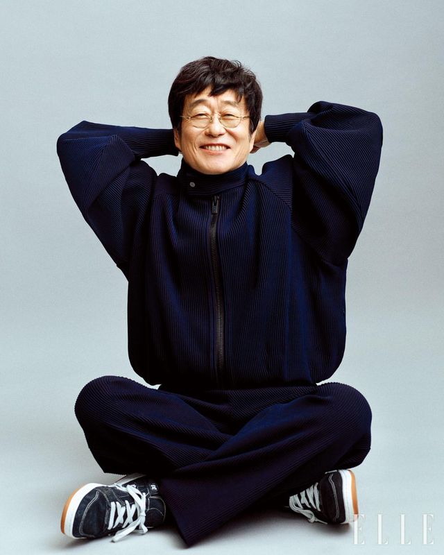 재킷과 팬츠는 모두 Issey Miyake by Mue. 슈즈는 Converse. 