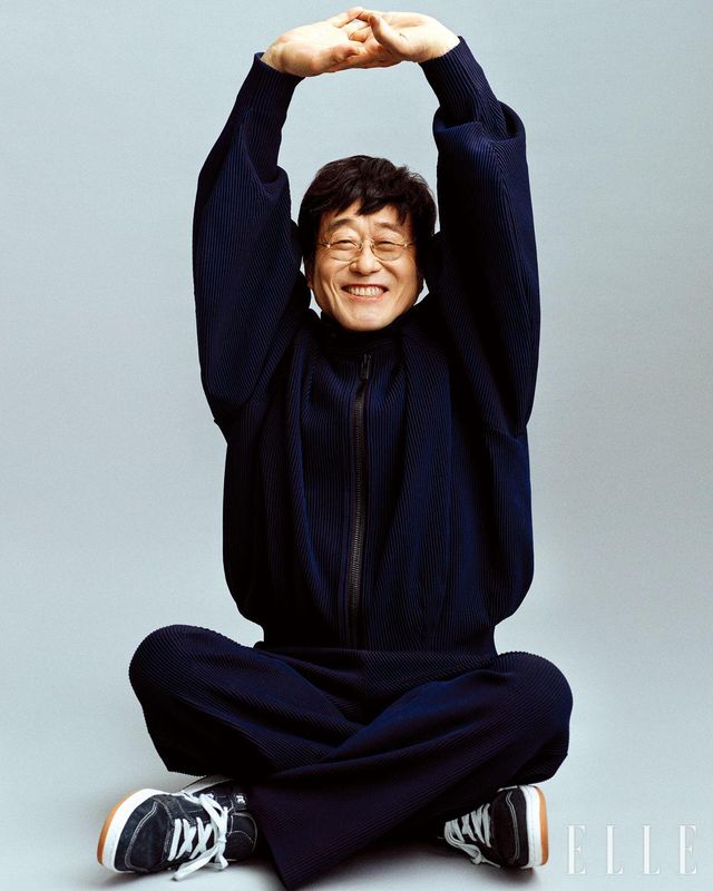 재킷과 팬츠는 모두 Issey Miyake by Mue. 슈즈는 Converse. 