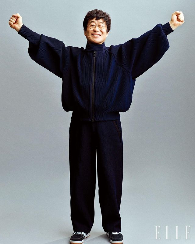 재킷과 팬츠는 모두 Issey Miyake by Mue. 슈즈는 Converse. 