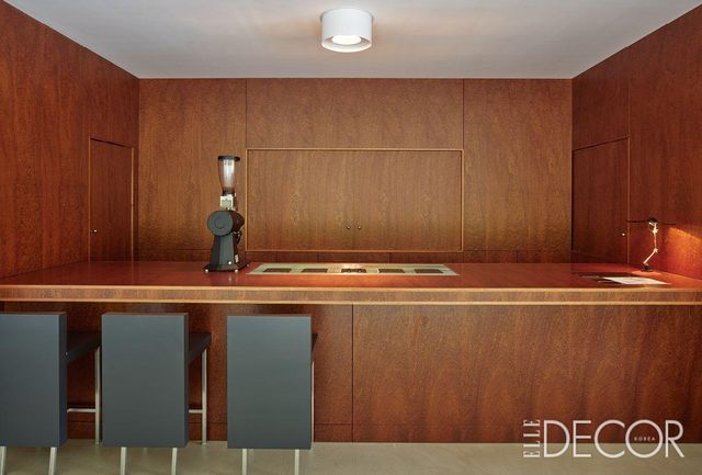 복잡한 설비를 숨겨 손님들이 바리스타의 움직임과 공간을 온전히 느끼도록 커피 스테이션을 구성한 ‘토치 커피 삼성점’. 