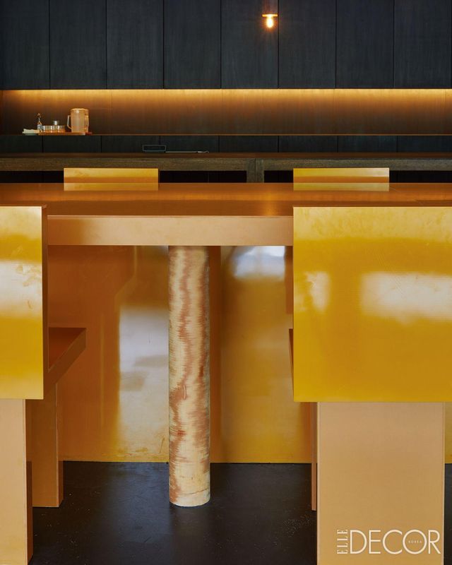 자연광이 잘 들어오는 시간에 맞춰 빛에 반응하는 재료와 이에 대비되는 검은색으로 구성한 ‘앤트러사이트 연희’.