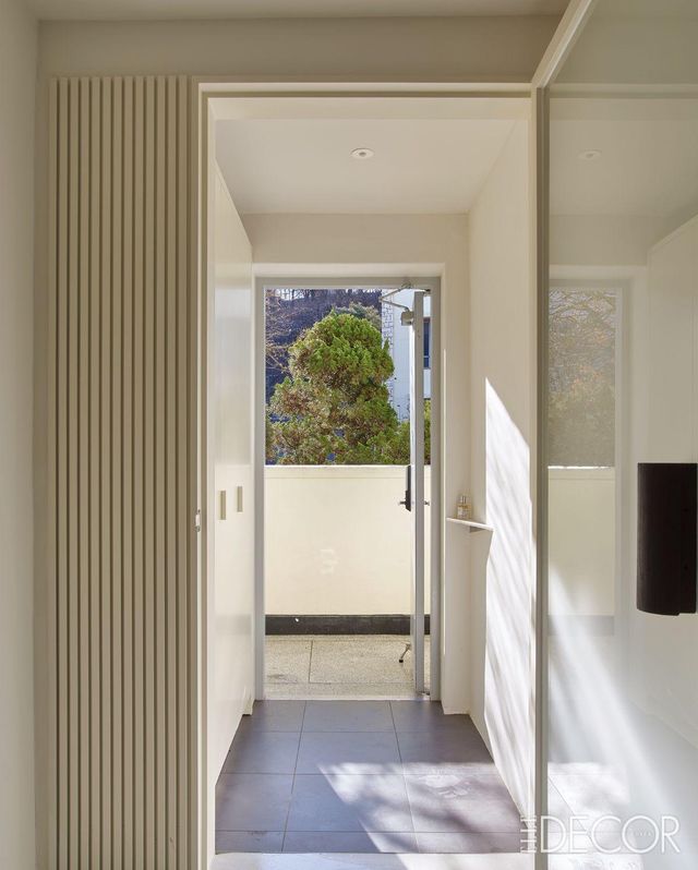  ‘한남 빌라’ 현관 중문. 시선과 움직임의 편안함을 위해 단순한 곡선 형태로 디자인한 ‘P 하우스’의 복층 계단. 