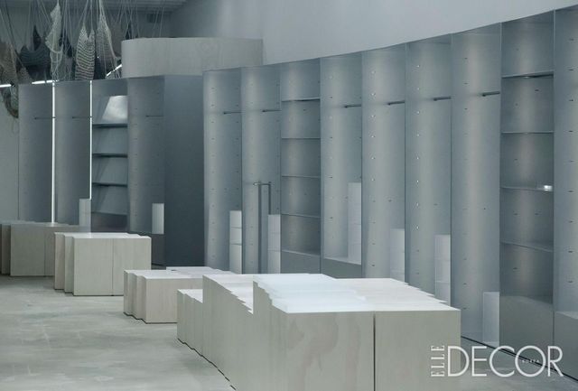 의류 편집 매장 ‘엠프티 베이스먼트’. 기존 무신사 본사 사무실의 흔적을 남기면서 완만한 곡선 형태의 가구 모듈로 공간을 분할하고 동선을 구성했다.