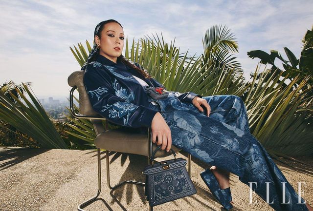 레이베이가 입은 재킷과 탱크톱, 진과 스카프, 이어링, 백참과 핸드백, 플랫폼 샌달은 모두 Fendi.