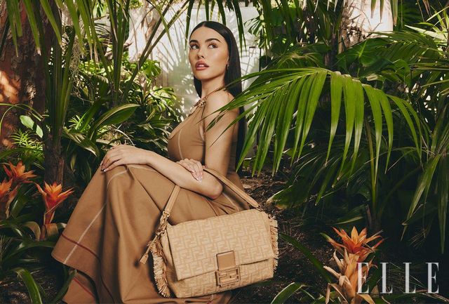 매디슨 비어가 입은 드레스와 이어링, 목걸이와 핸드백은 모두 Fendi.