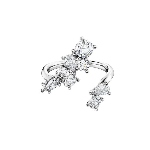 화이트 골드에 다양한 컷의 랩그로운 다이아몬드를 세팅한 ‘갤럭시 바이패스’ 링은 SWAROVSKI.