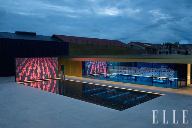 골든구스 하우스에 설치된 마르코 브람빌라의 영상 작품 〈Ovation〉