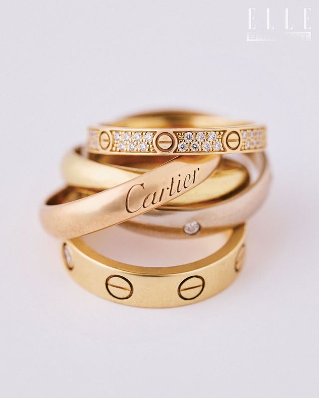 자주 레이어드해 연출하는 까르띠에 ‘러브’ 링과 ‘트리니티’ 링. 