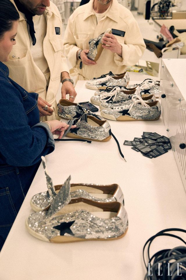 최초 공개된 실버 시퀸 트루스타 스니커즈. 골든구스의 코크리에이션 서비스가 함께 시연됐다.