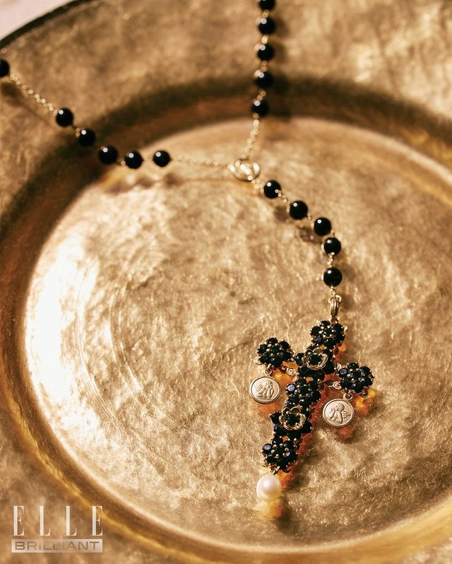 특별한 날 포인트로 착용하는 돌체앤가바나 블랙 사파이어와 옐로 골드 소재의 ‘트래디션 묵주’ 네크리스.