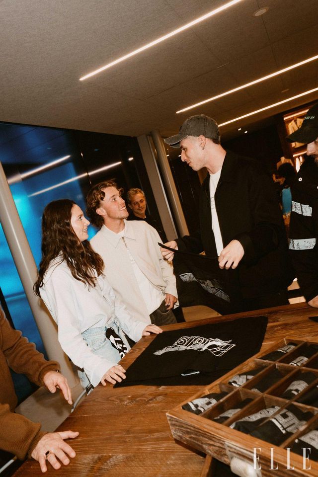 전시 오프닝에 참석한 스케이트보드 올림픽 챔피언 키건 팔머.