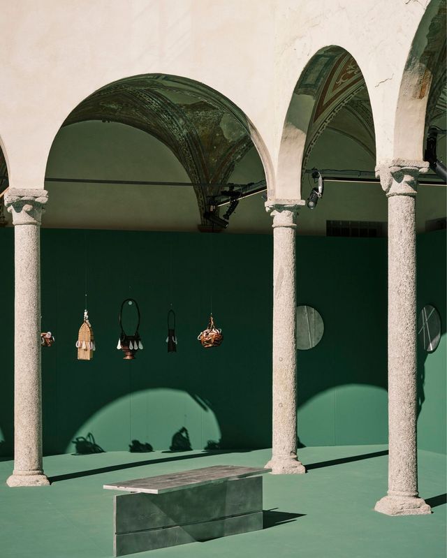 알루미늄에 양각과 음각 기법으로 대나무 문양을 새긴, 한국 작가 이시산의 〈Engraved〉 시리즈 중 하나. 