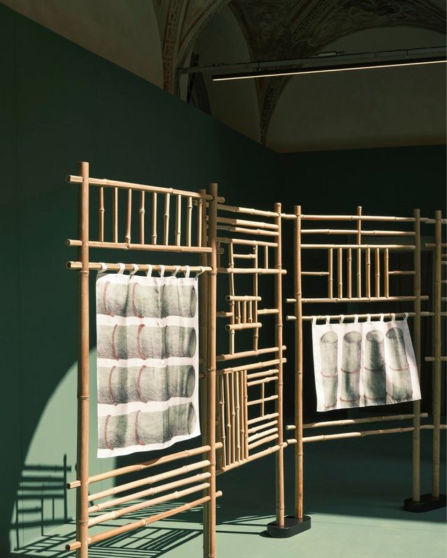 실크 프린트를 활용해 뱀부 소재를 재해석한 프랑스 아티스트 나탈리 뒤 파스키에의 〈PASSAVENTO〉. 