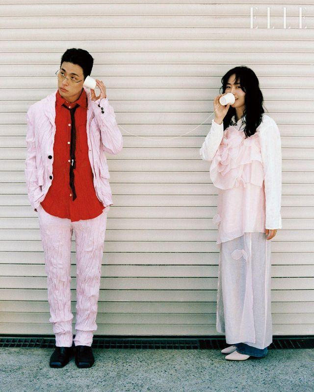 박정민이 입은 코트와 재킷, 셔츠, 팬츠, 타이, 슈즈는 모두 Bottega Veneta. 아이웨어는 Projekt Produkt. 김금희가 입은 드레스와 링은 &Other Stories. 셔츠는 Levar. 넥타이는 Vivienne Westwood. 