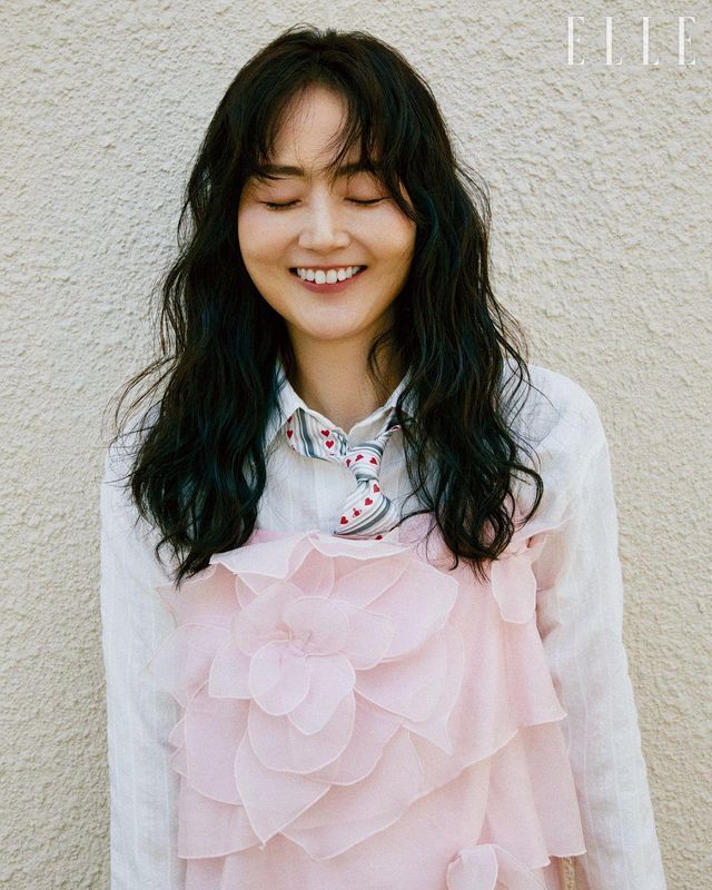 김금희가 입은 드레스는 &Other Stories. 셔츠는 Levar. 넥타이는 Vivienne Westwood. 