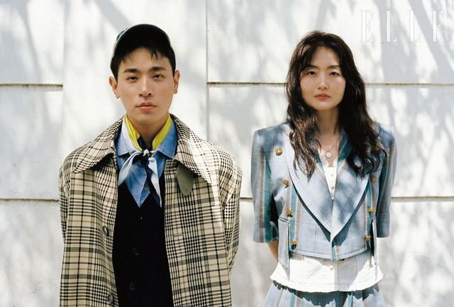 박정민이 입은 코트는 Ami. 카디건과 셔츠, 캡은 모두 Polo Ralph Lauren. 스카프는 스타일리스트 소장품. 김금희가 입은 재킷과 스커트는 모두 Vivienne Westwood. 블라우스는 Lotsyou. 네크리스는 Arsis. 