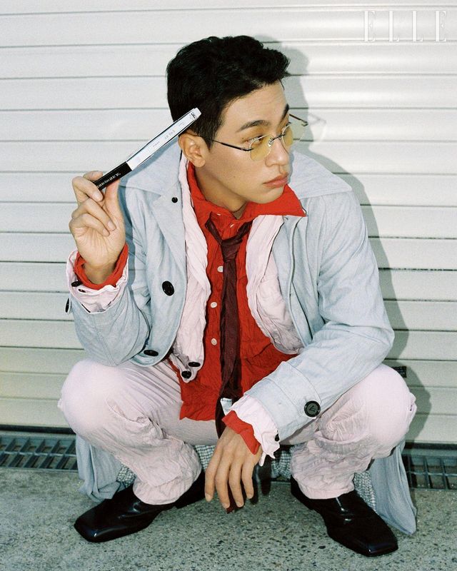 박정민이 입은 코트와 재킷, 셔츠, 팬츠, 타이, 슈즈는 모두 Bottega Veneta. 아이웨어는 Projekt Produkt.