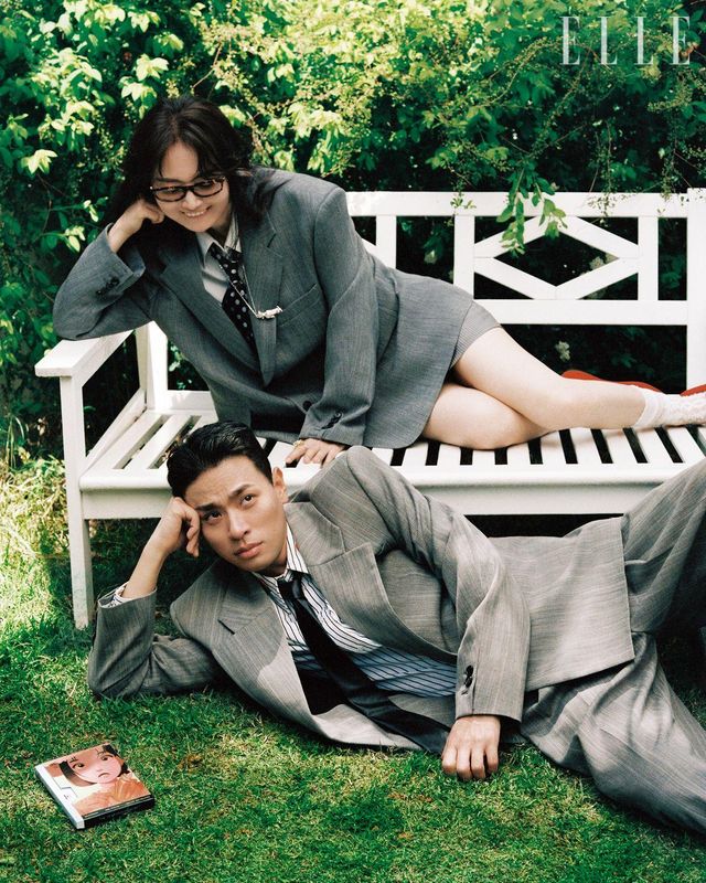  김금희가 입은 재킷은 Noice. 셔츠와 타이는 모두 스타일리스트 소장품. 스커트는 Eudon Choi. 슈즈는 Vivaia. 아이웨어는 Miu miu by Essilorluxottica. 네크리스는 Tokokkino. 링은 Swarovski. 박정민이 입은 재킷과 셔츠, 팬츠, 타이, 슈즈, 핀은 모두 Bottega Veneta.