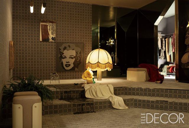 2025 밀란 디자인 위크에 전시된 로로피아나의 몰입형 프리젠테이션 〈La Prima Notte Di Quiete〉.