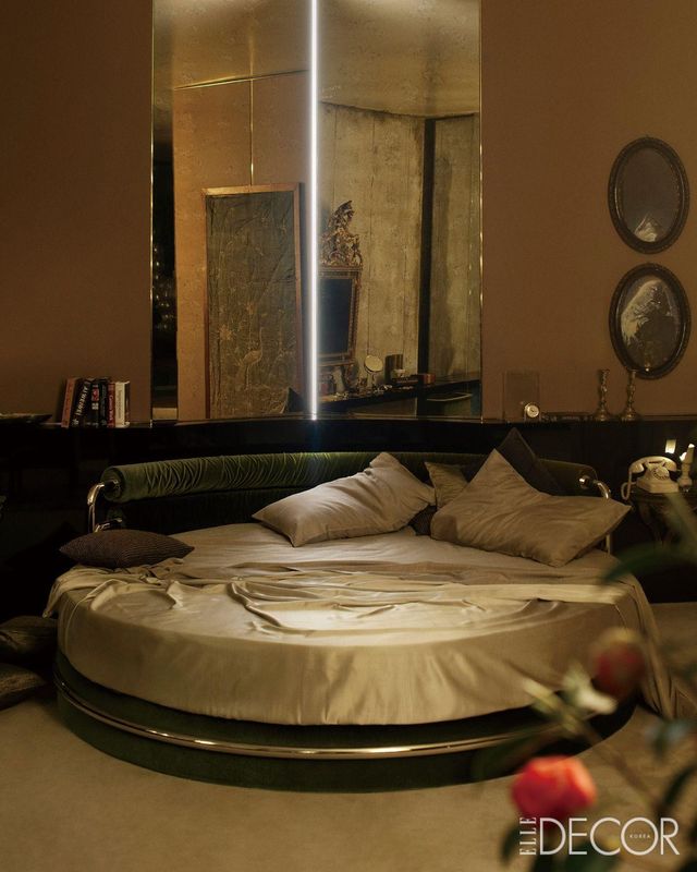 2025 밀란 디자인 위크에 전시된 로로피아나의 몰입형 프리젠테이션 〈La Prima Notte Di Quiete〉.