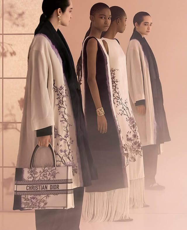 마리아 그라치아 치우리는 “교토에서 선보인 디올 컬렉션, 그 여정을 함께한 사진가 유리코 타카기와의 작업은 진정한 기쁨이자 영광이었어요.” 라며 해당 사진과 함께 디올 캠페인 촬영 소회를 밝혔습니다. 