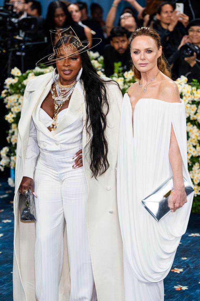 와이어를 소재로 한 모자와 레이어드한 주얼리로 화려하게 변신한 메리 제이 블라이즈와 그 의상을 디렉팅한 스텔라 맥카트니의 듀오 샷.