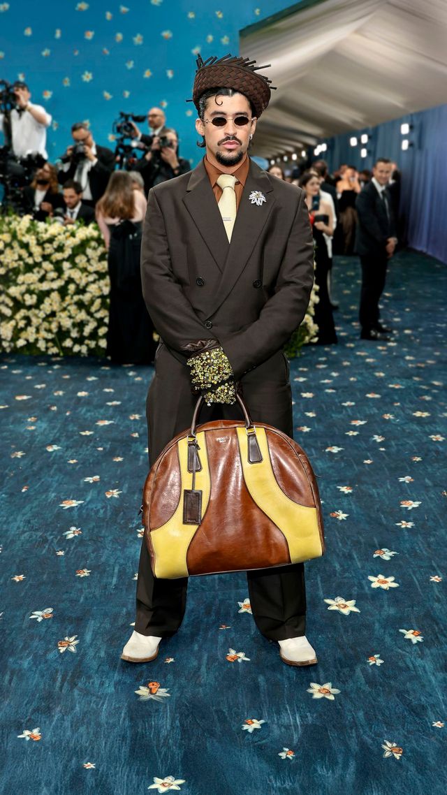 배드버니는 프라다만의 아방가르드한 댄디즘을 유쾌하게 풀어냈습니다. 조각처럼 엮은 브라운 헤드피스가 화룡점정. 