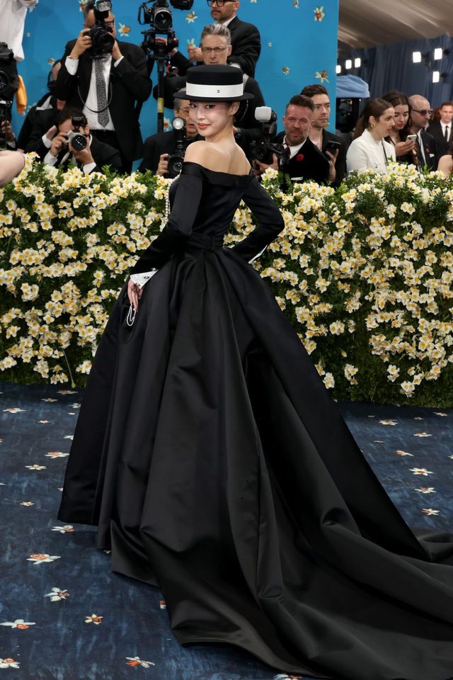 코코 샤넬의 남성복적 유산을 현대적으로 재해석하며 ‘Tailored for You’라는 테마를 품격있게 구현한 제니.