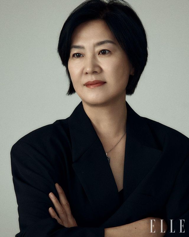 김희경 1967년생. 논픽션 작가. 〈에이징 솔로〉 〈이상한 정상가족〉을 썼다. 〈동아일보〉 기자, 세이브더칠드런 권리옹호부장·사업본부장, 문화체육관광부 차관보, 여성가족부 차관으로 일했다. 