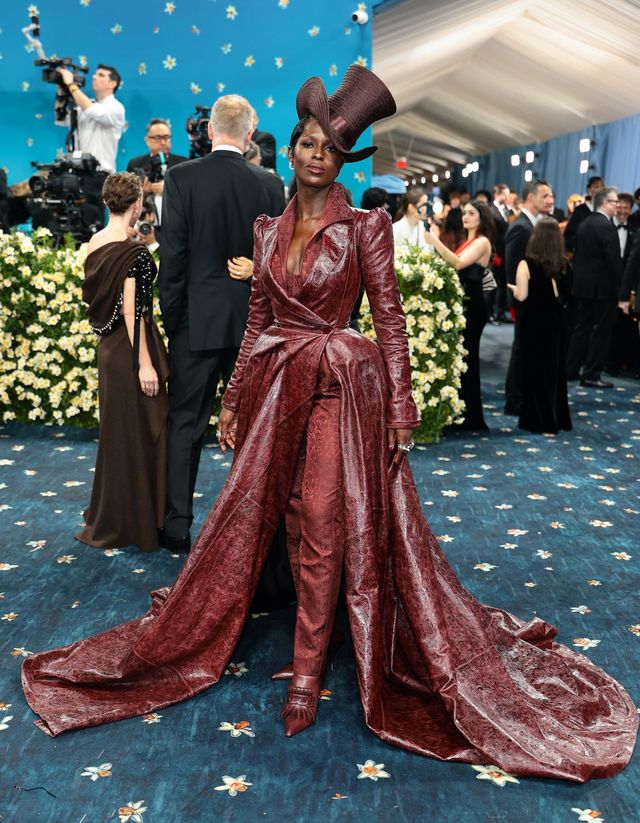 조디 터너 스미스는 커튼처럼 흘러내리는 버버리의 와인빛 수트와 구조적인 톱 햇으로 연극적인 매력을 발산했습니다.