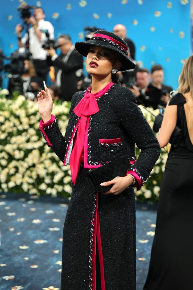 트위드 슈트에 리본 디테일이 더해진 트위드 보터 햇을 매치해 완벽한 ‘마드모아젤’ 무드를 재현한 휘트니 피크. 