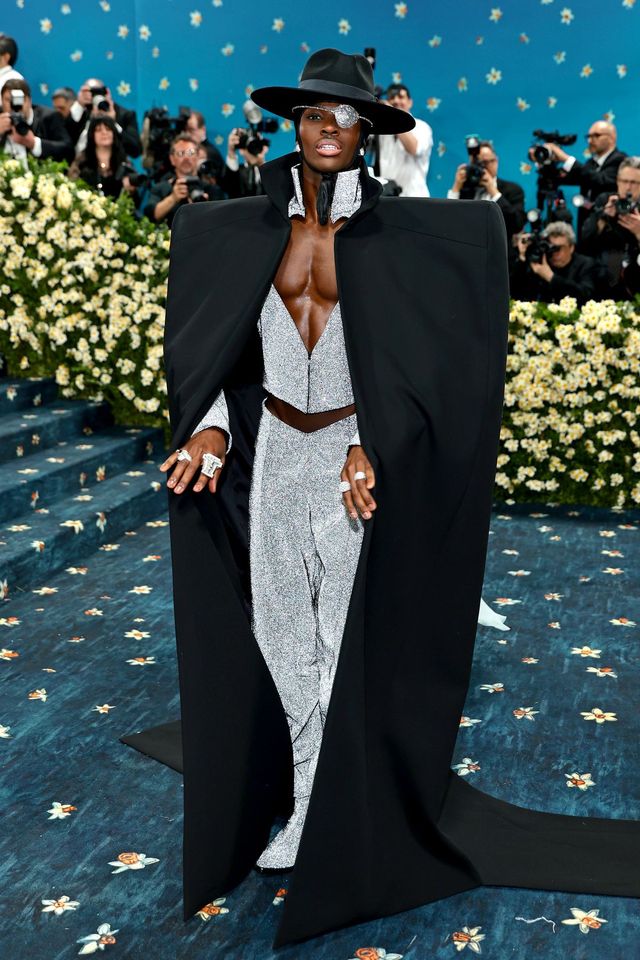 페도라와 주얼 아이패치, 구조적인 수트로 히어로처럼 등장한 알톤 메이슨. 