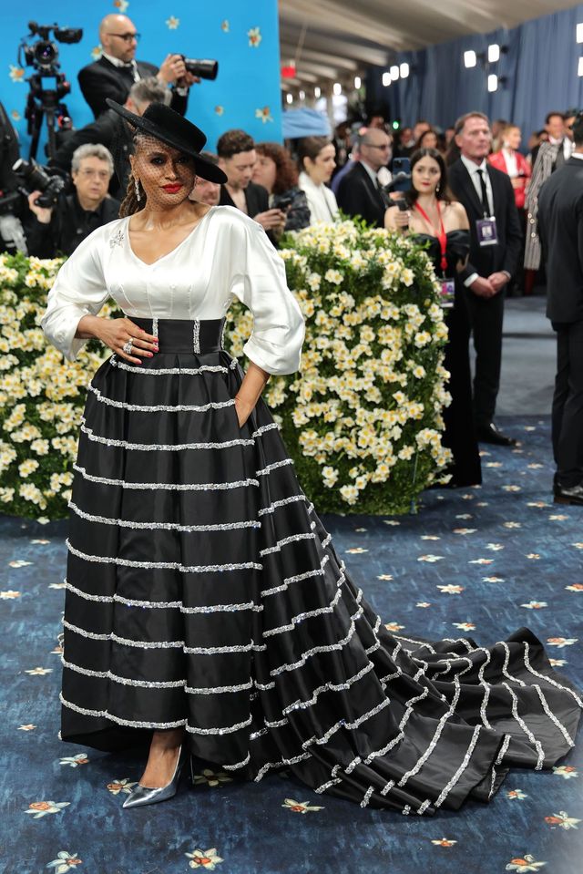 베일을 덧댄 페도라를 비스듬히 착용해 고전적인 분위기를 연출한 에이바 듀버네이.