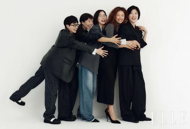 (왼쪽부터) 김하나가 입은 레더 재킷은 Korlat. 셔츠는 Flow Jeans. 데님 팬츠는 Poem. 슈즈는 Tod’s. 벨트는 Saint Laurent. 고금숙이 입은 터틀넥은 Gcut. 블랙 레더 셔츠는 320 Showroom. 슈즈는 Cadeau. 이라영이 입은 재킷은 Re Rhee. 셔츠는 Frizmworks. 데님 팬츠는 Flow Jeans. 슈즈는 스타일리스트 소장품. 정수윤이 입은 터틀넥은 Damoyera. 드레스는 Biscuitshop. 슈즈는 Eloshman. 김희경이 입은 블랙 수트 세트업은 Prairie. 슈즈는 Salt & Chocolate.