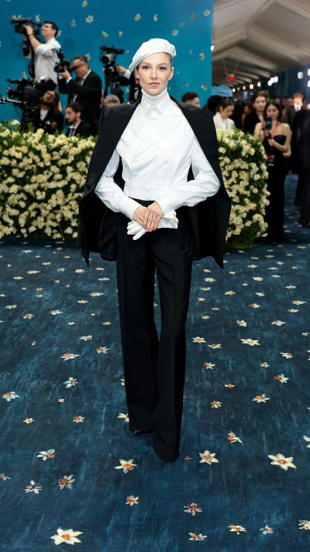 헌터 샤퍼는 유니폼을 떠올리게 하는 각 잡힌 실루엣에 베레를 더해 정제된 룩을 선보였습니다. 의상은 모두 프라다. 