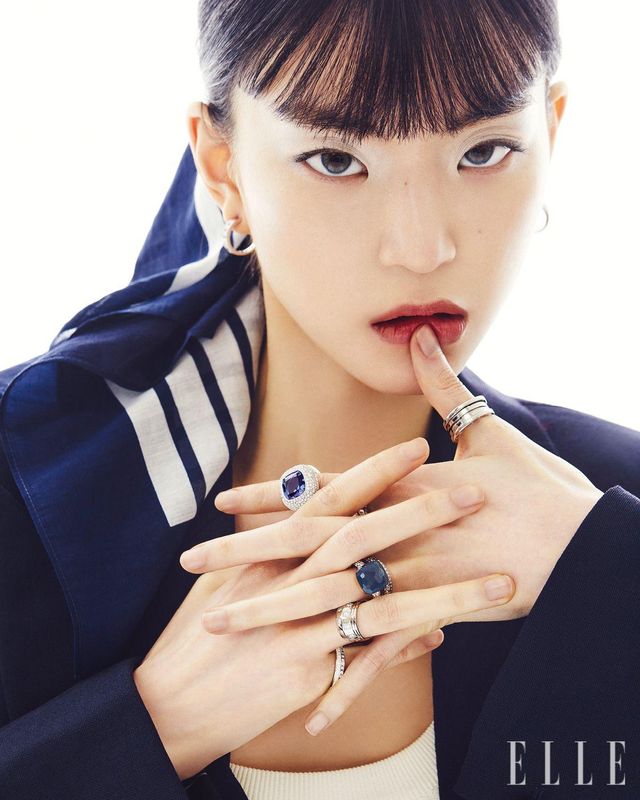 오버사이즈 재킷은 가격 미정, Saint Laurent by Anthony Vaccarello. 슬리브리스 톱은 24만8천원, Recto. 스카프는 가격 미정, Ralph Lauren.