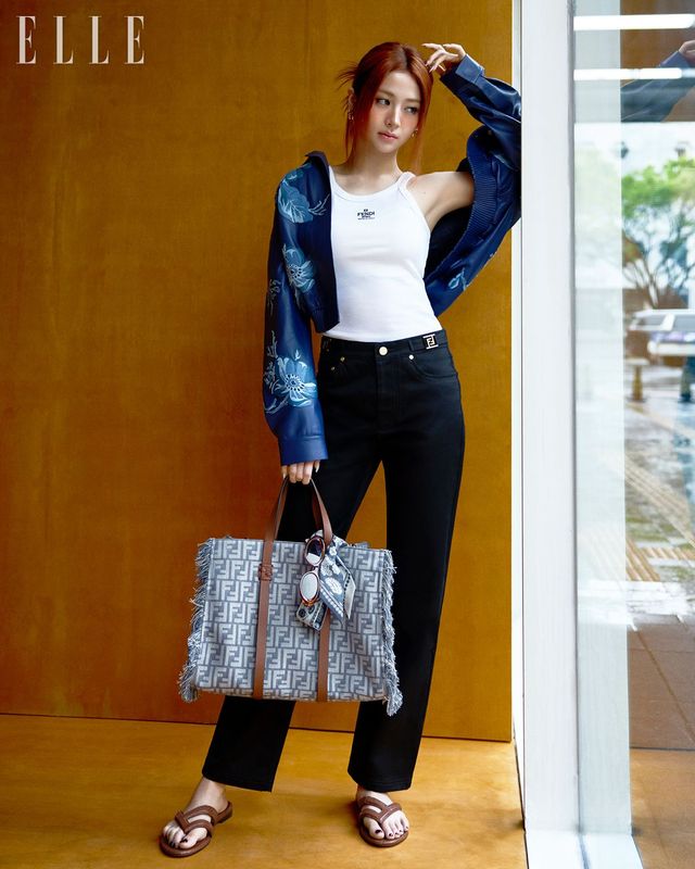 넉넉한 크기와 가벼운 디자인이 특징인 블루 데님 효과 FF 자카드 토트 백, 바다 속 해초 정원을 그린 인레이 장식의 오버사이즈 보머 가죽 재킷, 로고 장식의 슬림핏 슬리브리스 톱, 블랙 데님 팬츠, F자 형태의 가느다란 스트랩이 달린 플랩플롭, 선글라스, 쉘 형태의 골드 컬러 메탈 이어링은 모두 Fendi.