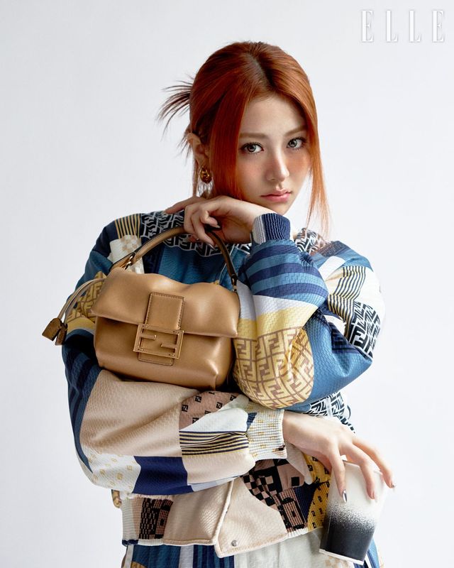 언더암 스타일을 고수하며 새침한 도시 여성을 대변한 바게트 백이 2025년 봄-여름 시즌 업데이트되어 맘마 백으로 론칭했다. 원형의 아이코닉한 실루엣은 유지하면서 다양한 사이즈와 스트링 디테일까지 더한 것이 특징. 부드러운 나파 가죽 소재의 카푸치노 컬러의 스몰 맘마 백, 패치워크 프린트의 실크 소재 리버서블 보머 재킷과 팬츠, 쉘 형태의 이어링은 모두 Fendi.