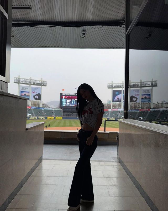 유니폼을 플레어 진과 매치해 실루엣을 강조했습니다. @yezyizhere