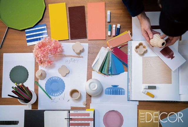 다채로운 컬러와 소재가 어우러진 하이메 아욘의 작업 테이블.