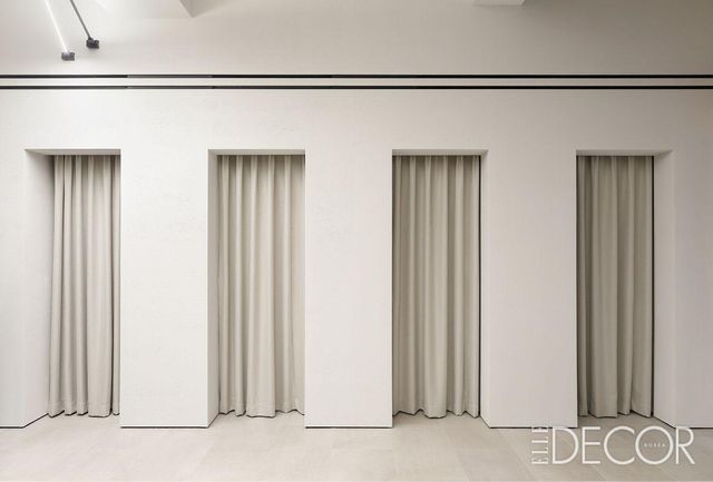 연극적 분위기가 인상적인 루스트로 피팅 룸.