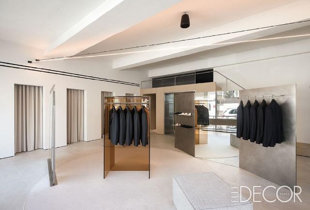 천장에 달린 다비데 그로피 조명과 라인 디퓨저의 조화가 아름다운 청담동 테일러 숍 ‘루스트로’.